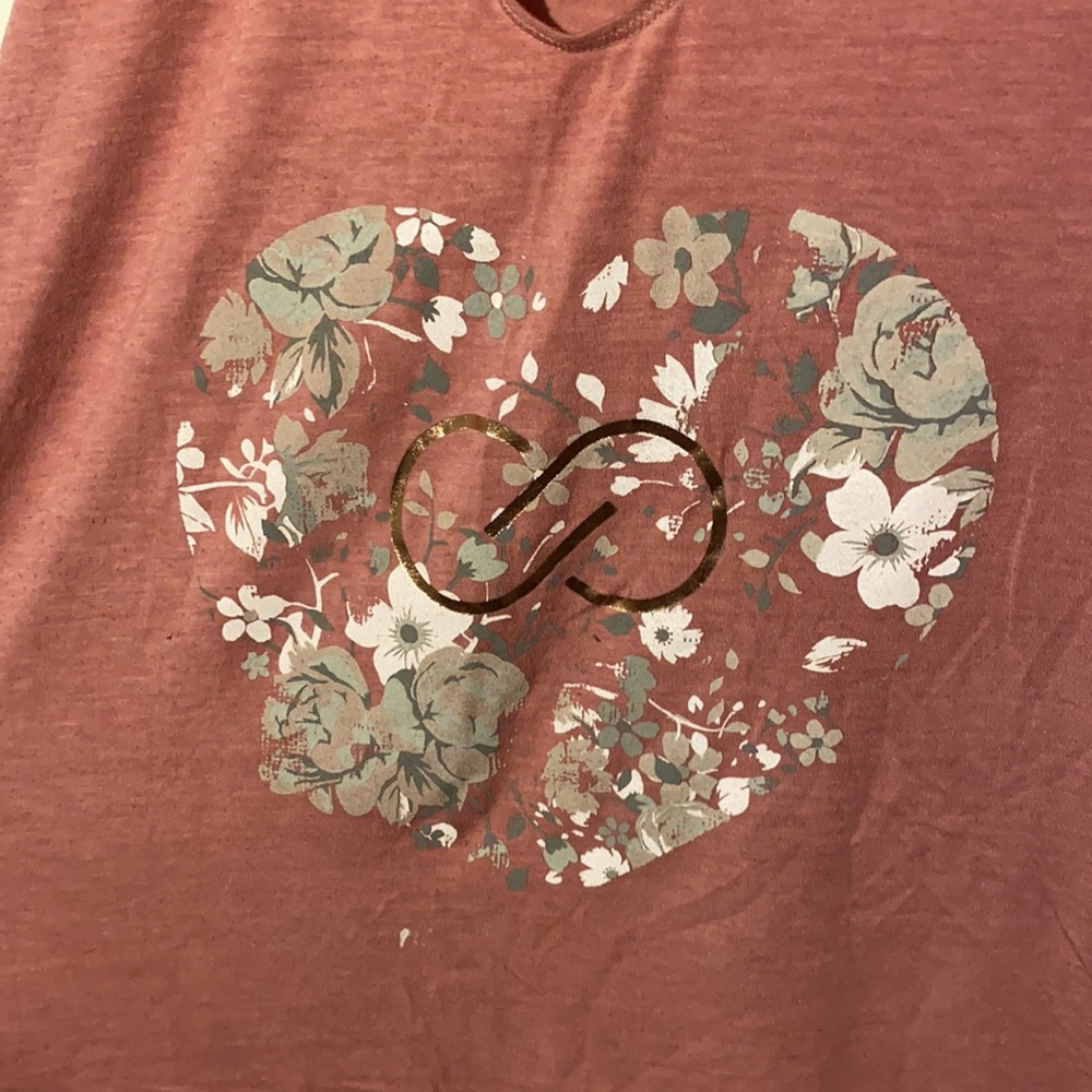 CALIA by Carrie Underwood athletic short sleeve with keyhole neckline and heart - Picture 3 of 8